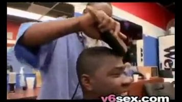 امرأة سوداء مارس الجنس في محل حلاقة لأن الرجل