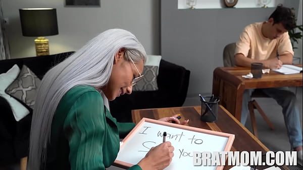 مؤخرة هذه المرأة بارزة بشكل مثالي، وهي تريد مص قضيب وممارسة الجنس معها بقوة.