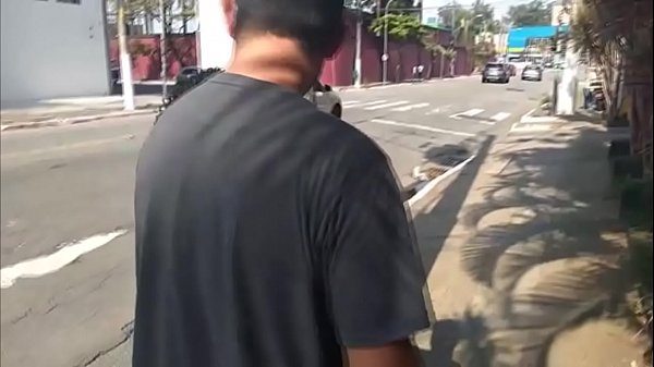 يمسكها من رأسها بينما يمارس الجنس الفموي مع هذه الفتاة المثيرة.