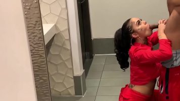 في الحمام العام ، يجب على هذه المرأة الشابة أن تمتص قضيبه وتفعل ذلك