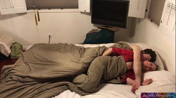 استيقظ من النوم لممارسة الجنس مع رجل نحيف